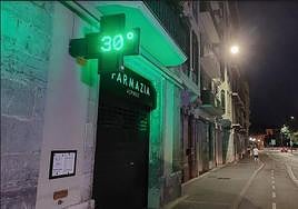 A las 21.45 horas este termómetro de una farmacia de Tolosa marcaba 30 grados.