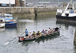 Complicidad. Los remeros de Getaria salen a entrenar este jueves desde el puerto.