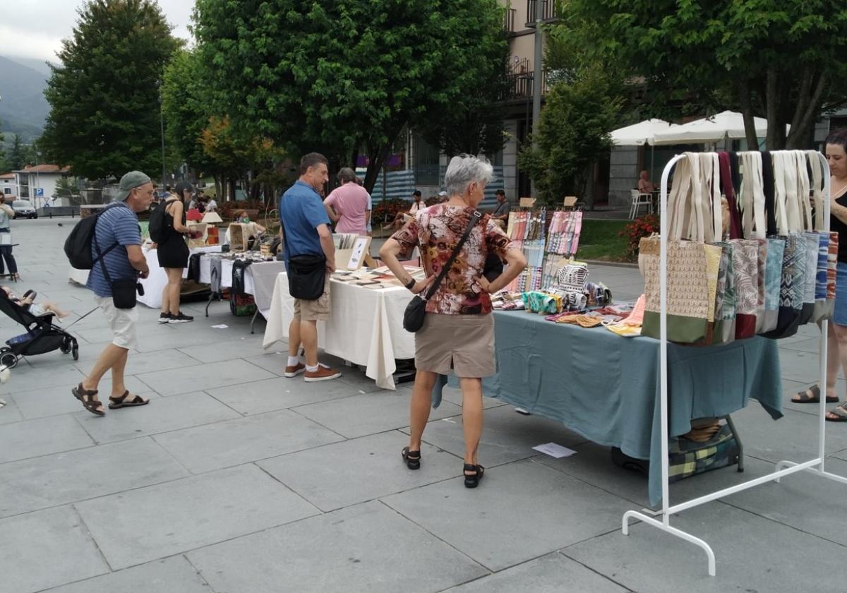 Artesanía y color en la plaza San Juan