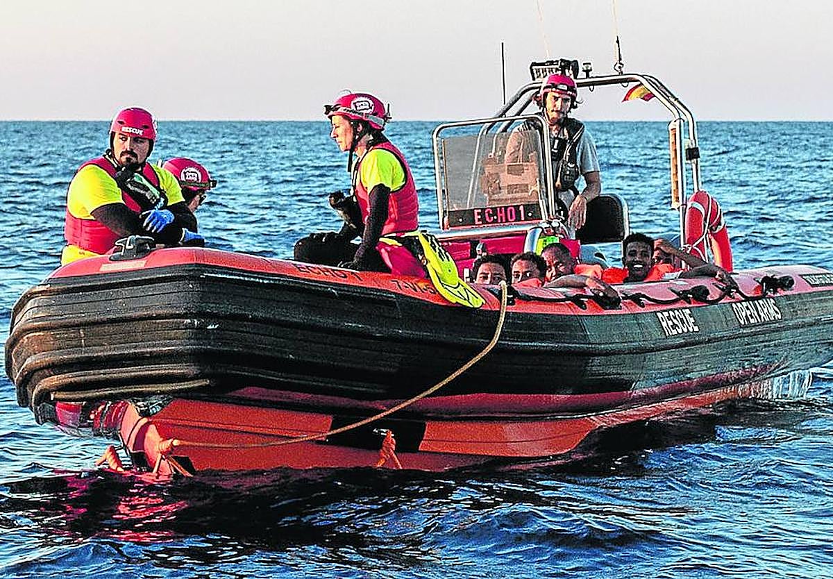 Los rescatistas, a bordo de uno de las lanchas de salvamento del 'Open Arms'.