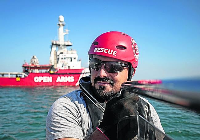 Eduardo Blasco, con el barco de 'Open Arms' de fondo.