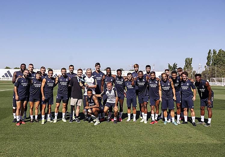 Imagen principal - Iñigo Llopis vive un día «inolvidable» junto a la plantilla del Real Madrid