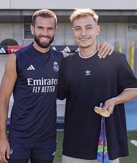 Imagen secundaria 2 - Iñigo Llopis vive un día «inolvidable» junto a la plantilla del Real Madrid