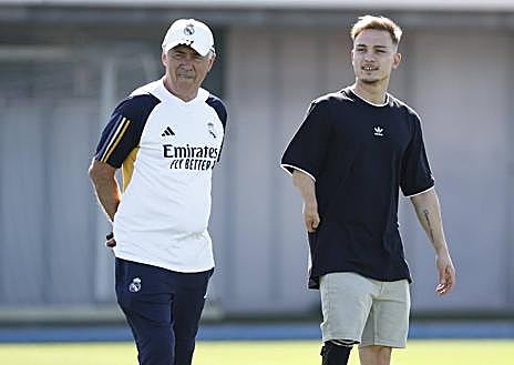 Imagen secundaria 1 - Iñigo Llopis vive un día «inolvidable» junto a la plantilla del Real Madrid