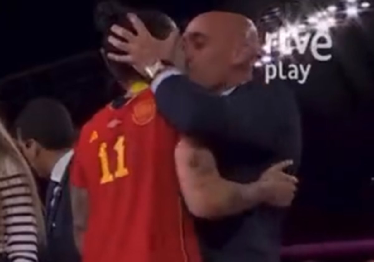 La secuencia del beso, según Rubiales: «¿Un piquito no? Y ella me dijo, 'vale por favor'»