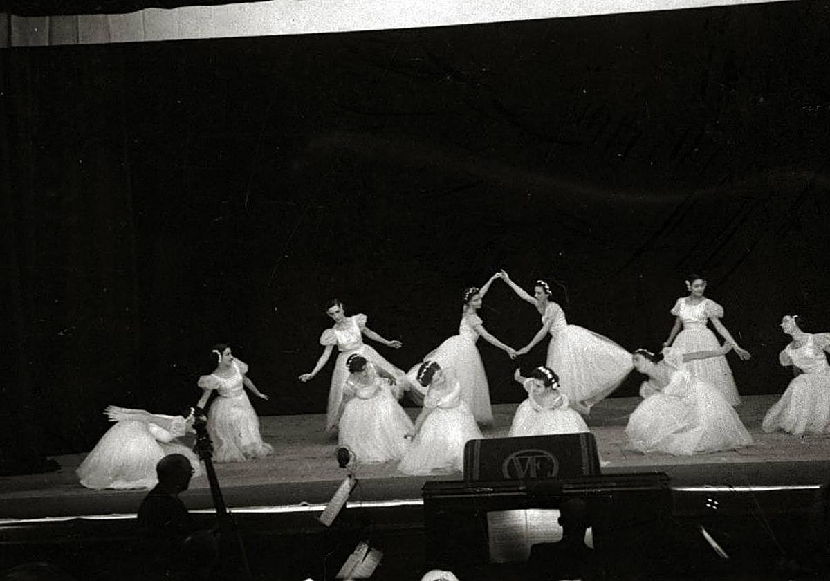 Una actuación de ballet clásico en el Victoria Eugenia.