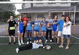 Juntos. Representantes del fútbol, baloncesto, balonmano y rugby base de Gipuzkoa se suman a la campaña de sensibilización Kirolean Errespetuz.