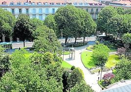 La plaza Gipuzkoa, con los jardines románticos diseñados por Pierre Ducasse en 1877 que «desvirtúan» el proyecto de 'Plaza Mayor' porticada.