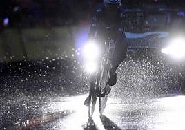 Oier Lazkano, en el tramo final del la contrarreloj de ayer en Barcelona. El alavés trabajó al inicio para un Movistar que se quedó a centésimas del triunfo.