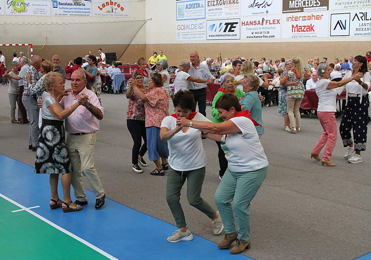 Los mayores de Elgoibar disfrutaron este domingo con una sesión de bailables tras la comida del día dedicado a las personas jubiladas y pensionistas.