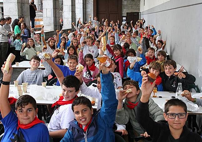 Decenas de menores, durante la comida infantil de este domingo