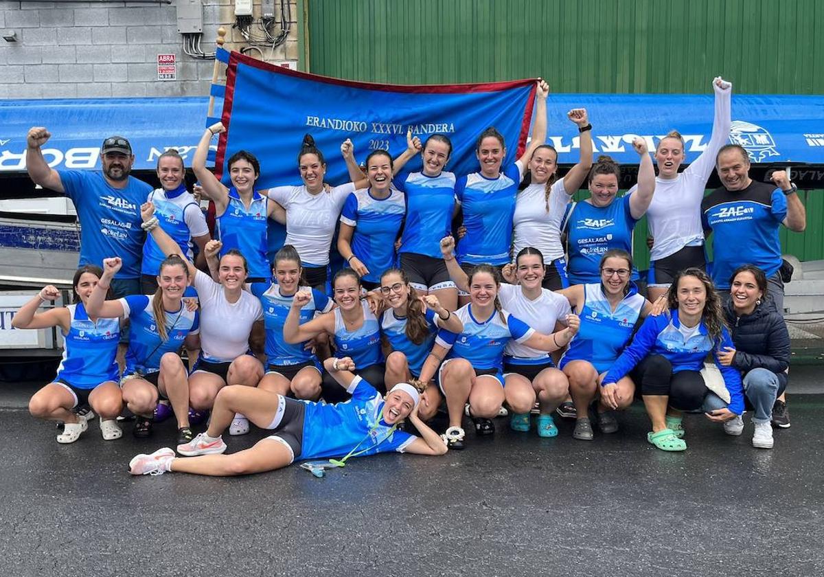 Las remeras de Zarautz Gesalaga Okelan celebran su victoria en Erandio.