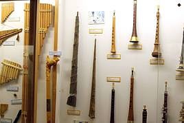 Soinuetxea Herri Musika Txokoan hainbat musika instrumentu ikus daitezke.