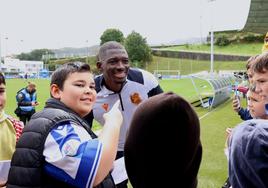 Hamari Traoré posa sonriente con un joven aficionado