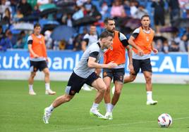 Kieran Tierney corre con el balón ante Brais Méndez