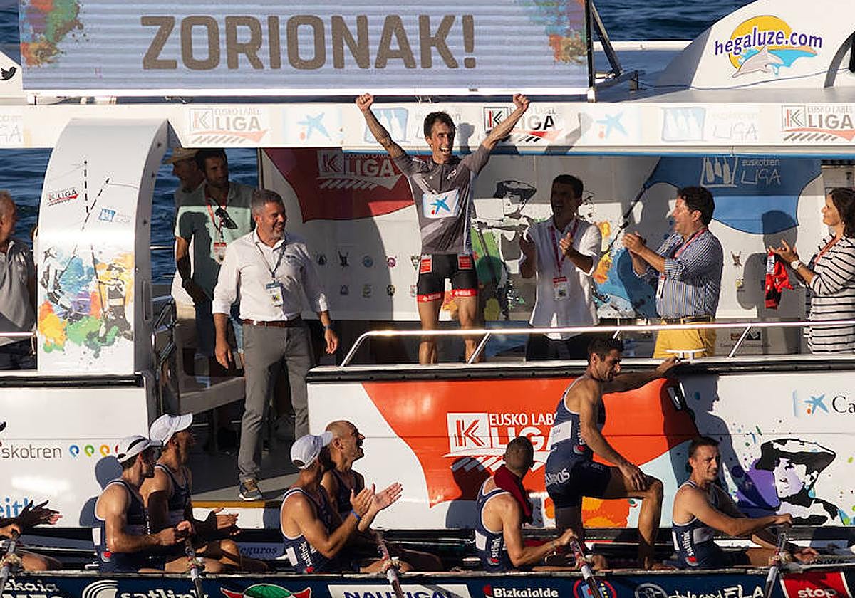 Gorka Aranberri levanta los brazos luciendo el maillot que le acredita como el mejor patrón de la Liga Eusko Label.