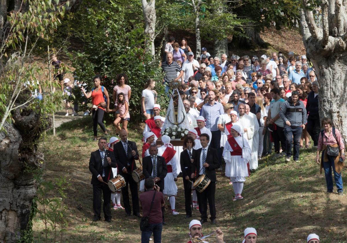 La procesión de la Virgen a la Cruz es una acto solemne que suele contar con mucha gente.