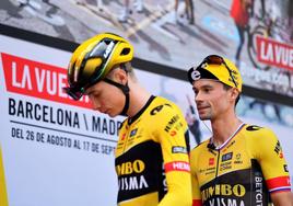 Vingegaard y Roglic, en una salida de la etapa de la Vuelta a España.