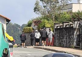 Un grupo de jóvenes camina por la calle Belizalde tras recoger su comida de Jatorkin.