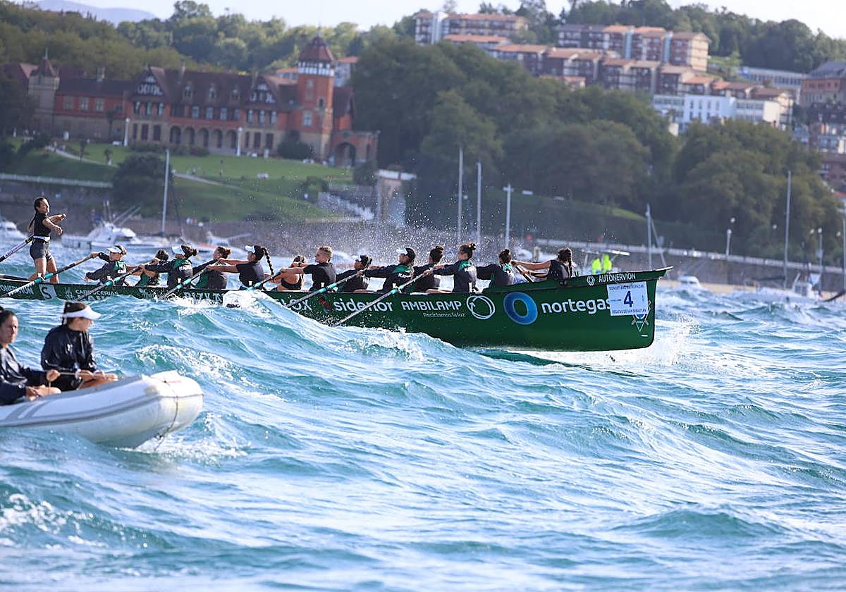 Las trainera de Hondarribia esta tarde en la bahía de La Concha.
