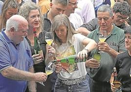 Julen Cano, Olatz Mitxelena, Nekane Arzallus y Elías Arruebarrena, con el cartel anunciador, en la presentación de las Euskal Jaiak 2023.