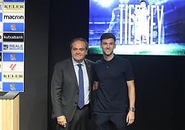 Jokin Aperribay y Kieran Tierney, en la presentación del escocés como jugador de la Real.