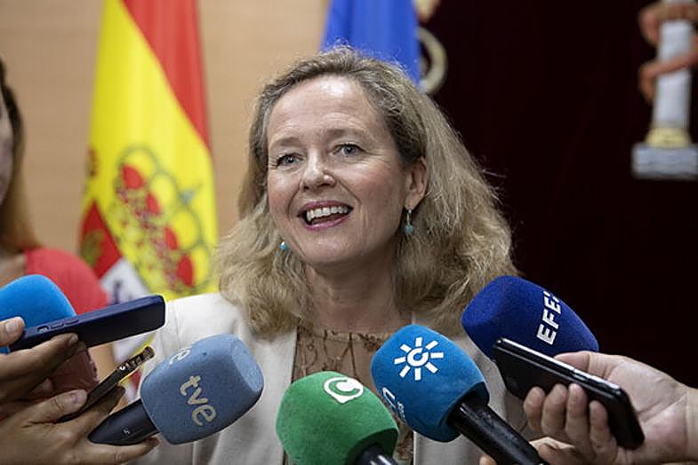 Nadia Calviño mientras contesta a los medios de comunicación en la Subdelegación del Gobierno en Cádiz