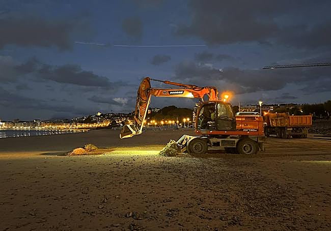 Una excavadora agrupa cascotes durante la noche del miércoles.