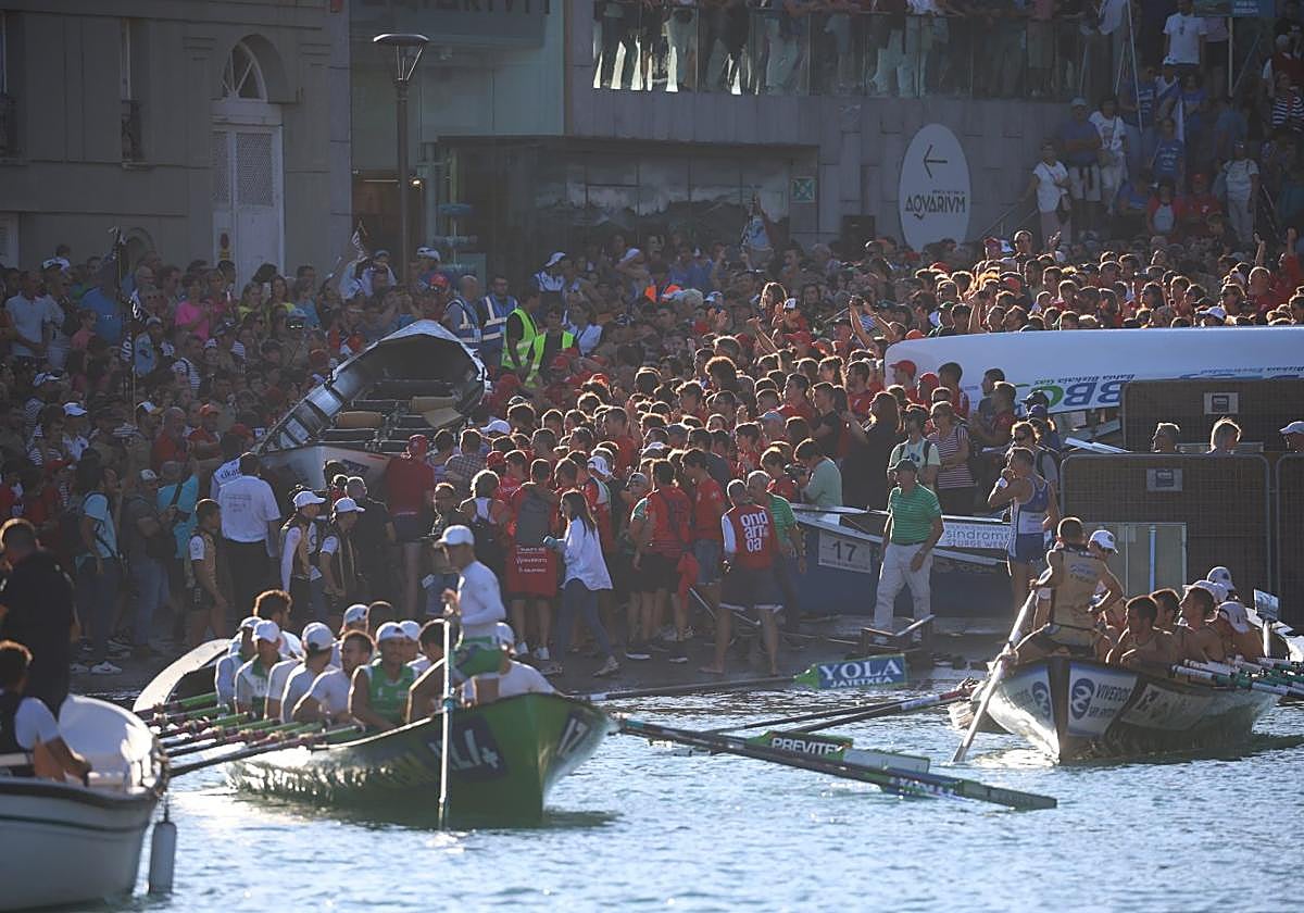 Hondarribia, Getaria y Ondarroa llegan al muelle donostiarra tras lograr su clasificación para disputar la Bandera de La Concha.