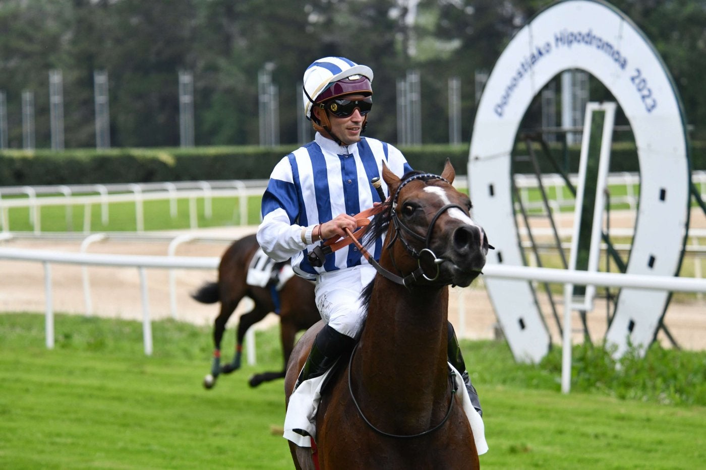 'Something', montado por Sousa, se dirige al paddock.