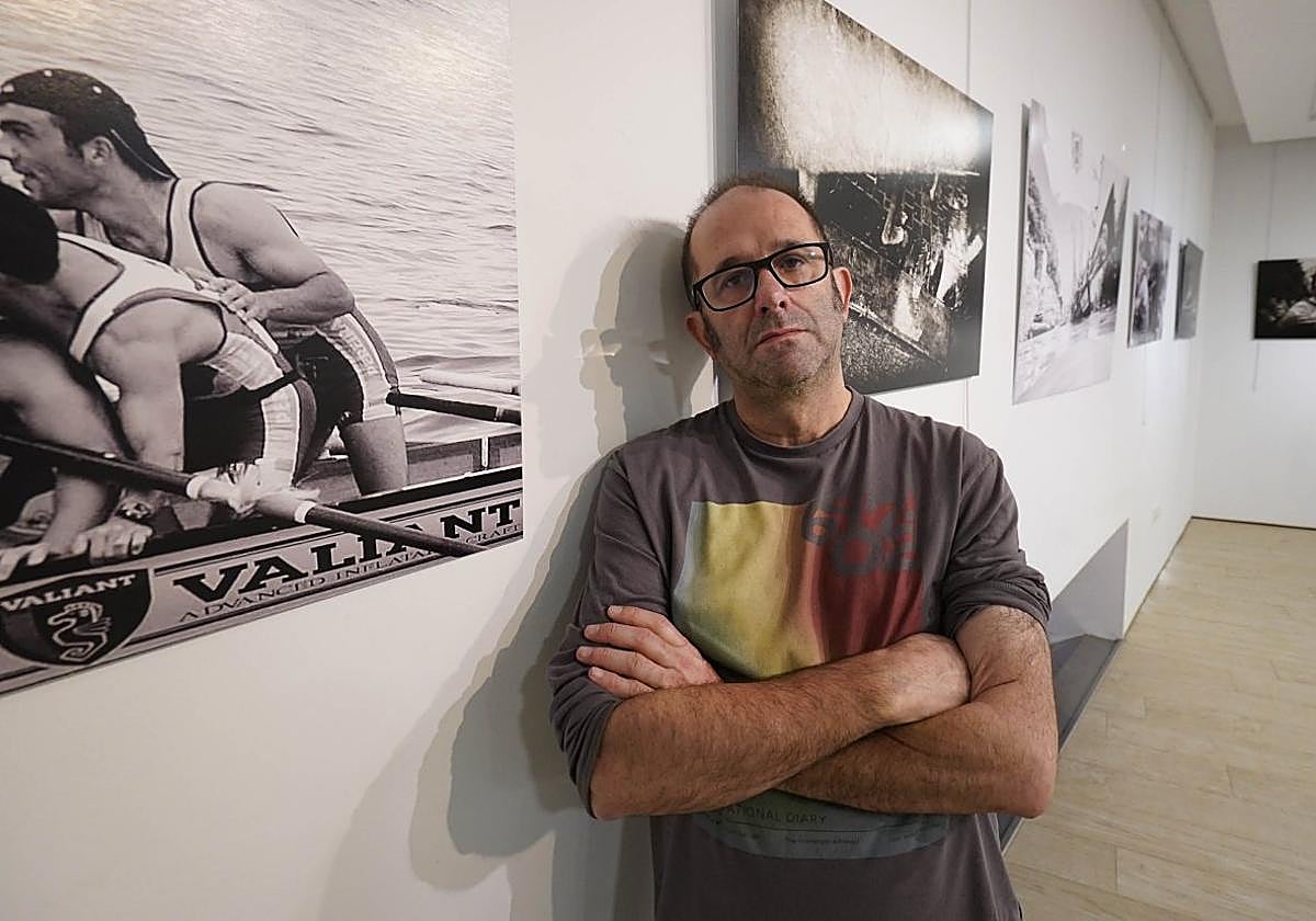 Humberto Bilbao, junto a una de sus fotografías.