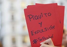 Una mujer muestra una tarjeta roja contra el machismo en Madrid.