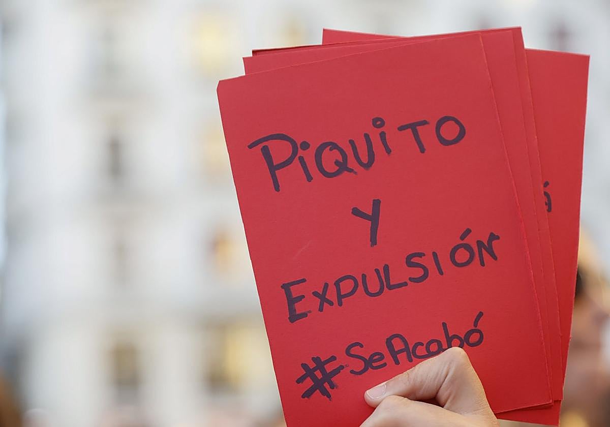 Una mujer muestra una tarjeta roja contra el machismo en Madrid.