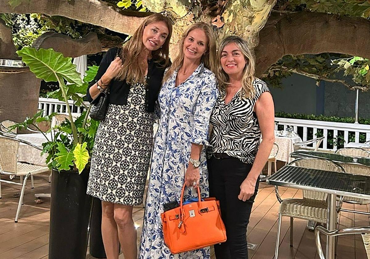 Genoveva Casanova junto a su amiga Olatz y Lourdes Reconodo en la terraza del restaurante