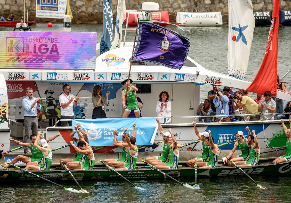 La tripulación de Hondarribia celebra el triunfo en Santurtzi.