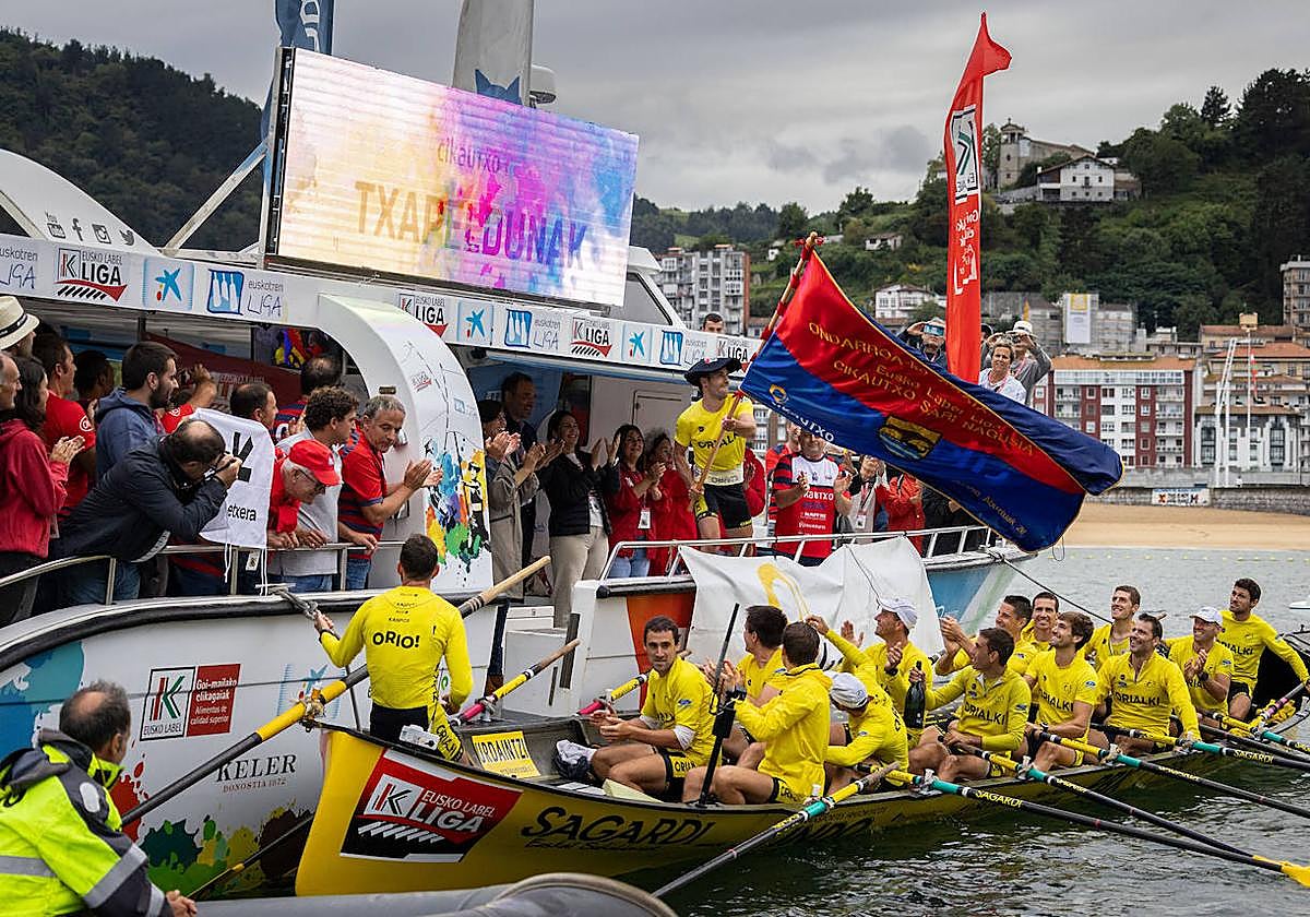 Los remeros de Orio celebran la victoria lograda el pasado sábado en Ondarroa.