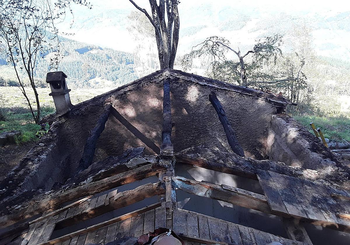 El refugio de la ermita ha quedado calcinado tras el incendio de este viernes.