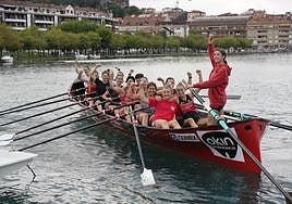 Las remeras zumaiarras celebran su clasificación para La Concha ayer durante el entrenamiento en Zumaia.
