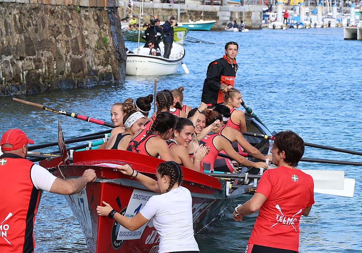 Las remeras de Zumaia llegan felices al Muelle tras clasificarse.
