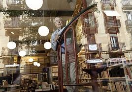 Ignacio Latierro, el pasado martes en la escalera de una librería Lagun que agota estos días sus existencias.