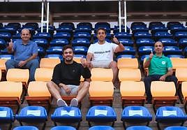 Los entrenadores Diego Lorenzo, Mario Capelete, Alberto Iturralde y Oscar Cea charlan sobre sus vivencias en la pista del polideportivo Artaleku de Irun.