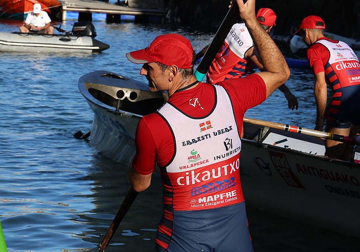 Iñaki Errasti desembarcando en el muelle.