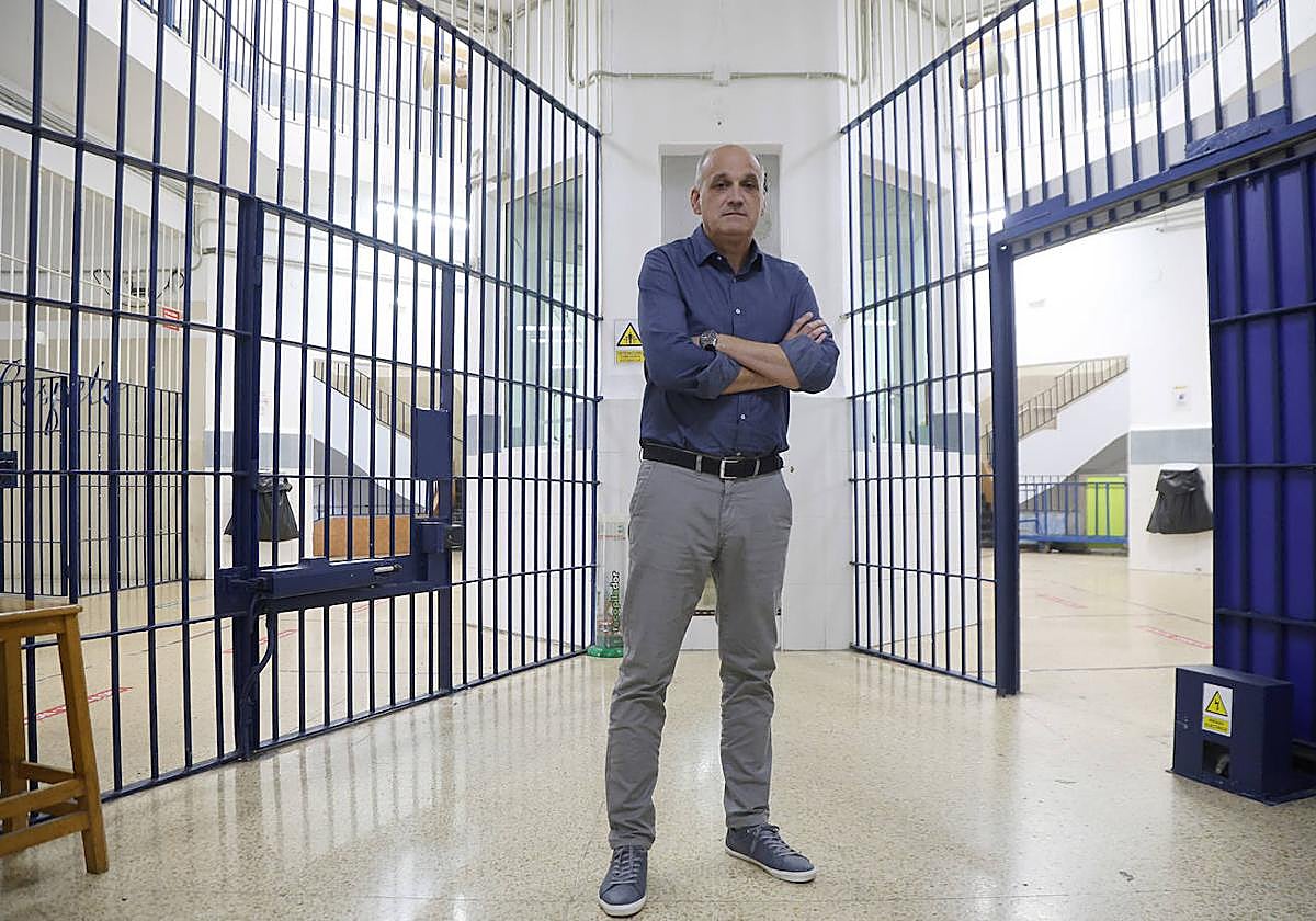 Alfredo Gómez López, director de la cárcel de Martutene, posa en el interior del penal.
