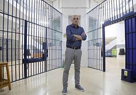Alfredo Gómez López, director de la cárcel de Martutene, posa en el interior del penal.