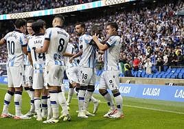 Los txuri-urdines celebran uno de sus goles ante el Granada.