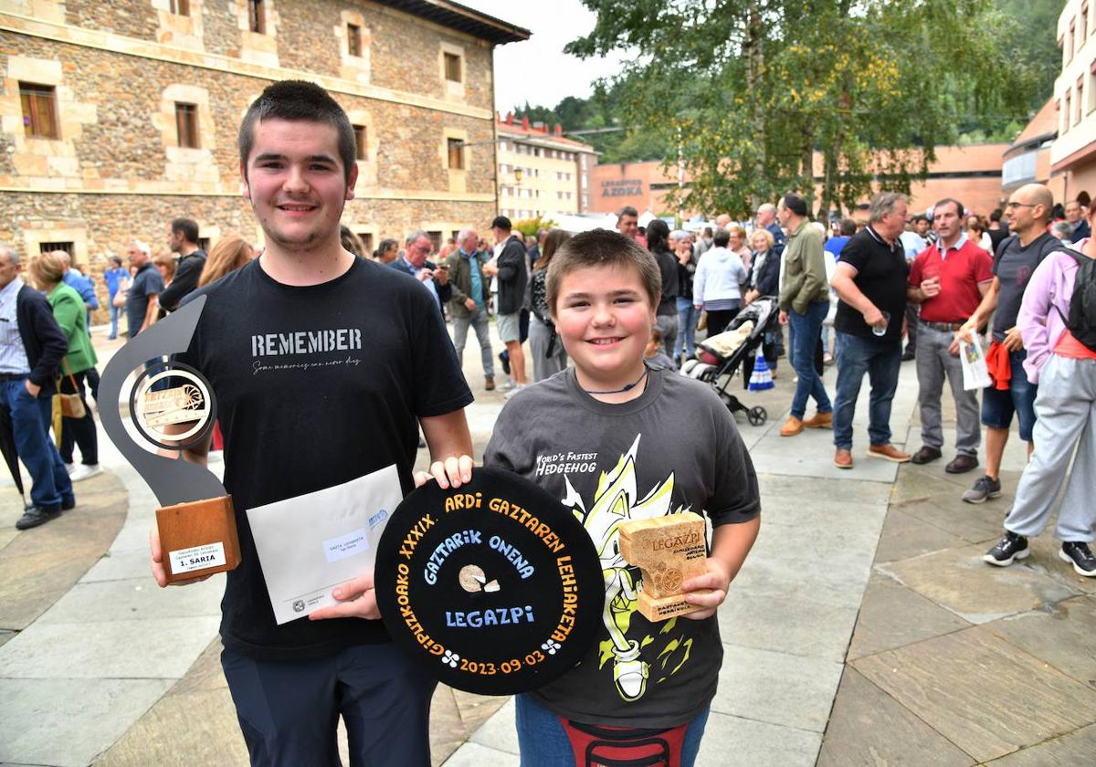 Iñaki y Aitzol, hijos de Eli Elgarresta y Asier Osinalde, de la quesería Baztarrika, recogieron el premio.