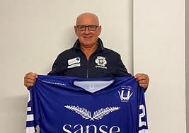 Tito Marcelino posa con la camiseta del Txuri, al que vuelve como entrenador con toda la ilusión del mundo.