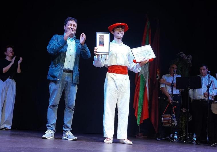 Mattin Etxebeste oiartzuarra, lehen saria jasotzen Xabier Txurruka alkatearen eskutik.