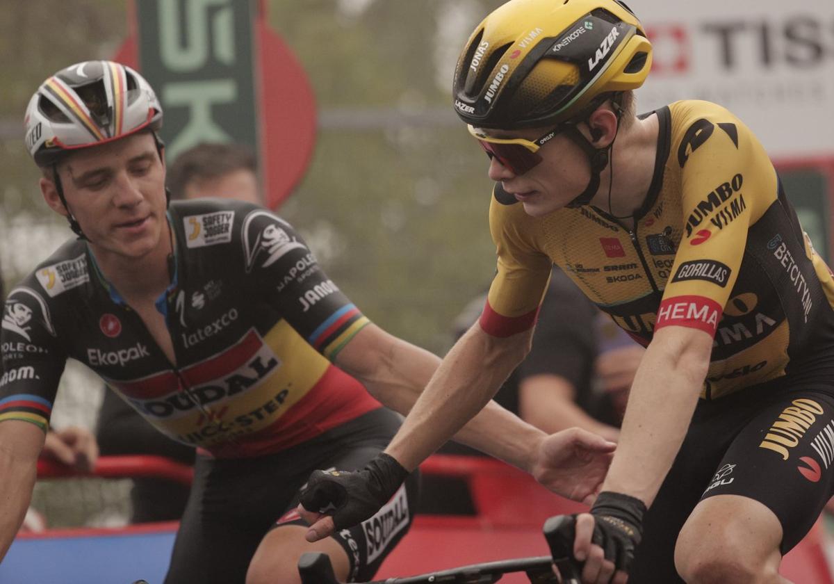 Favoritos. Remco Evenepoel y Jonas Vingegaard se saludan en la meta del puerto Collado de la Cruz de Caravaca.