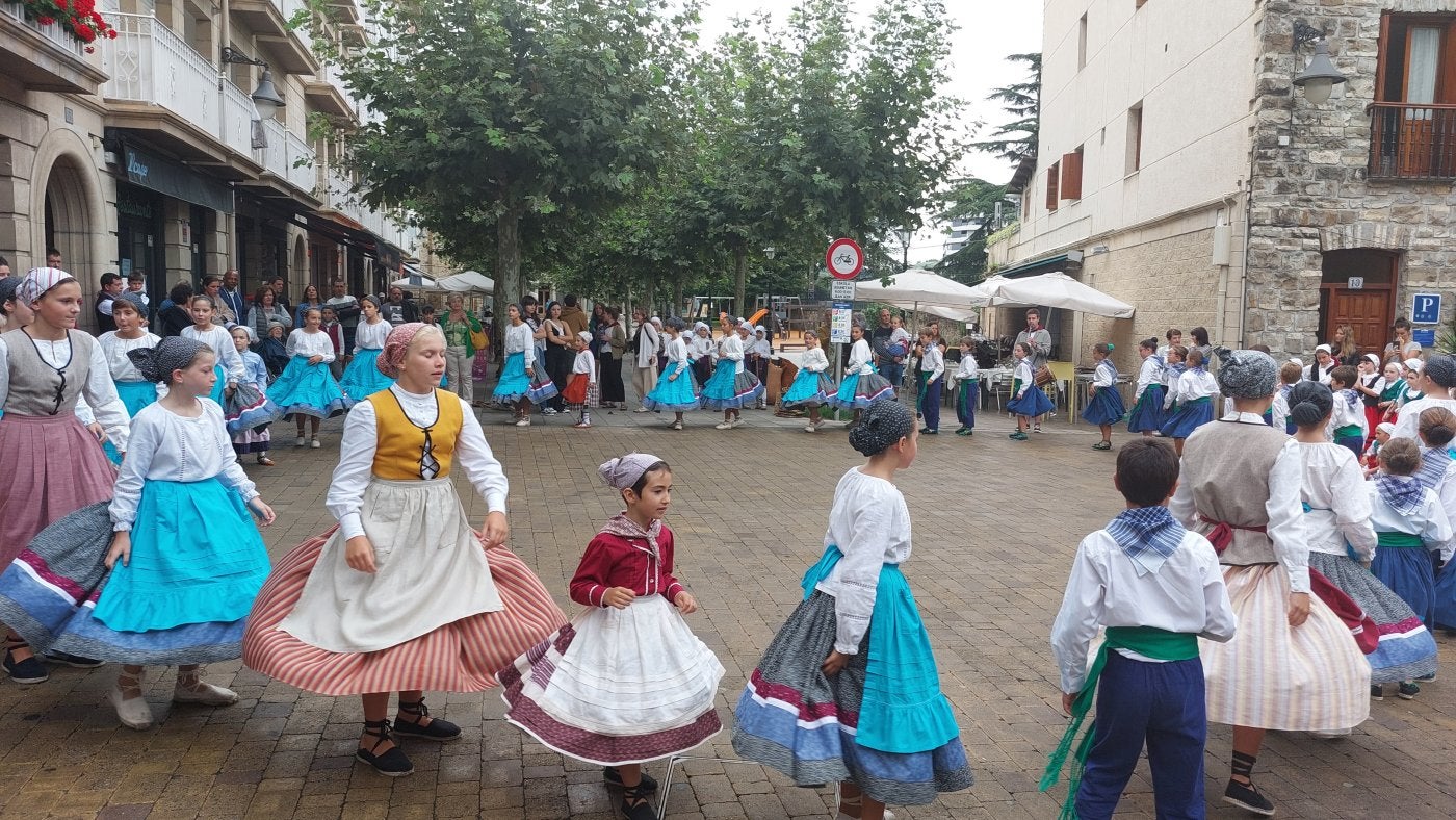 Zarauzko Jalgi taldeko haur eta gaztetxoak Geltoki kalean igandean eguerdian. Jalgik lau talde desberdin aurkeztu zituen atzokoan.